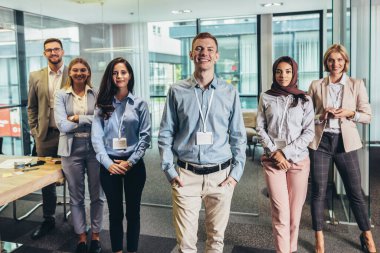 Modern çok kültürlü genç iş kadınları ve iş adamları yaratıcı ofiste günlük giysiler içinde..