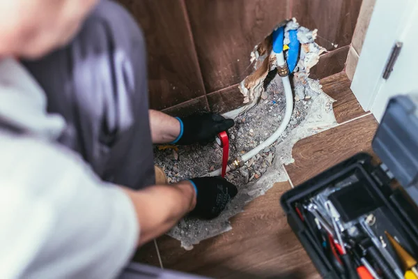 Broken Wall Tile Repairing Heated Rail Handyman Repairs Pipe Bathroom — Stock fotografie