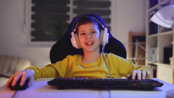 Ung Pojke Spelar Spel Dator Hemma — Stockvideo
