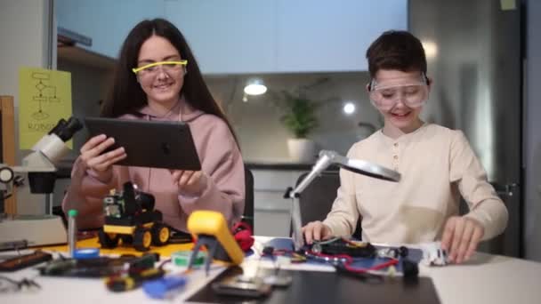 Παιδιά Φτιάχνουν Ρομπότ Στο Σπίτι Εκπαίδευση Στη Ρομποτική Στο Σπίτι — Αρχείο Βίντεο