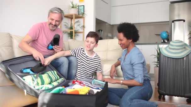 Lycklig Familj Som Har Bra Tid Och Packning För Sommarsemester — Stockvideo