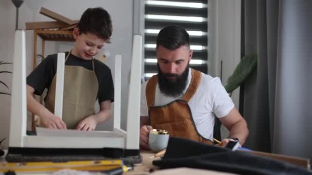 Babası Küçük Oğlu Evde Mobilya Montajı Yapıyor — Stok video