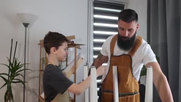 Babası Küçük Oğlu Evde Mobilya Montajı Yapıyor — Stok video