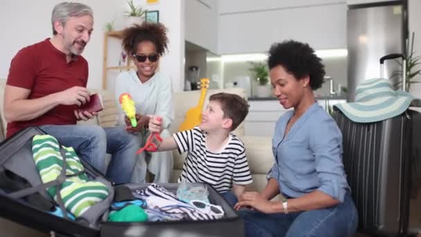 Happy Family Having Great Time Packing Summer Holidays — Vídeo de stock