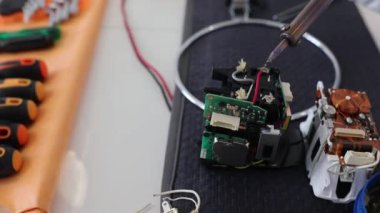 Man Hold elektronik imalat hizmetlerini tamir ediyor, Devre Tahtası lehimleme elle montajını yapıyor..