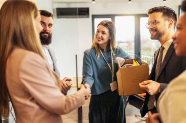 Genç bir kadın ilk iş gününde iş arkadaşlarıyla tanışıyor.