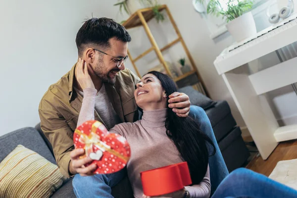 Man Giving Surprise Gift Woman Home Party Home Birthday Gift — Stock Photo, Image
