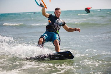 İşin zor kısmını profesyonel mutant halleder. Bir erkek mutant dalgaların güzel bir arka planına doğru yol alır ve her türlü manevrayı yapar..