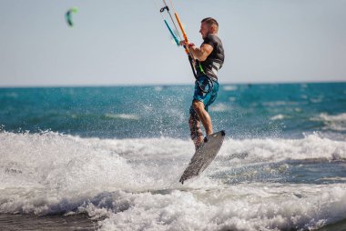 İşin zor kısmını profesyonel mutant halleder. Bir erkek mutant dalgaların güzel bir arka planına doğru yol alır ve her türlü manevrayı yapar..