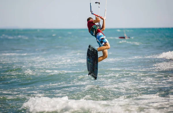 Kiter Profesional Hace Truco Difícil Kiter Macho Cabalga Sobre Hermoso —  Fotos de Stock