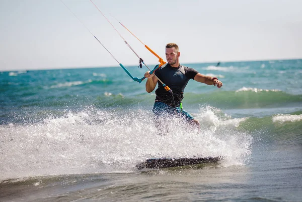 Professional Kiter Does Difficult Trick Male Kiter Rides Beautiful Background — Stock Photo, Image