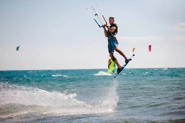 Professional Kiter Does Difficult Trick Male Kiter Rides Beautiful Background — Stock Photo, Image