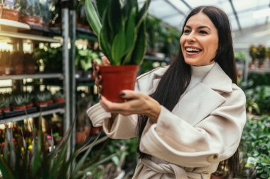 genç bir kadın çiçek Bahçe Merkezi satın 