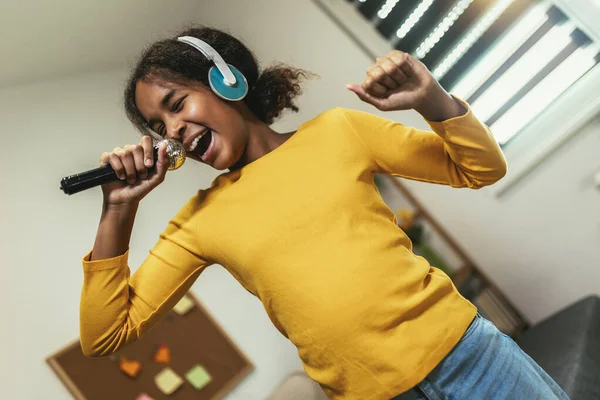 Cute Preteen Black Girl Holding Microphon Singing Karaoke Home Recording — Stockfoto