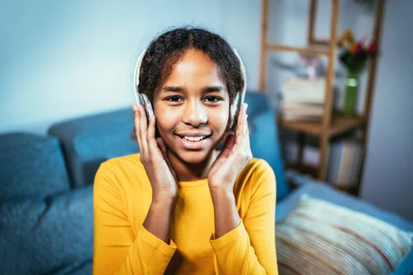 Afro Amerikalı Kız Yatakta Oturup Kulaklıklarla Müzik Dinlerken Evde Boş — Stok fotoğraf