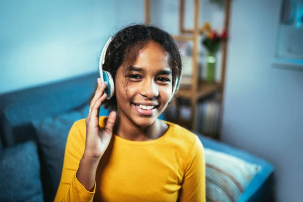 Афроамериканська Дівчинка Проводить Вільний Час Удома Сидячи Ліжку Слухаючи Музику — стокове фото