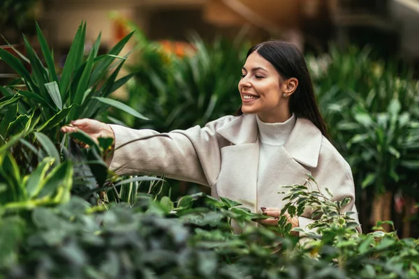 Молода Жінка Купує Квіти Садовому Центрі — стокове фото