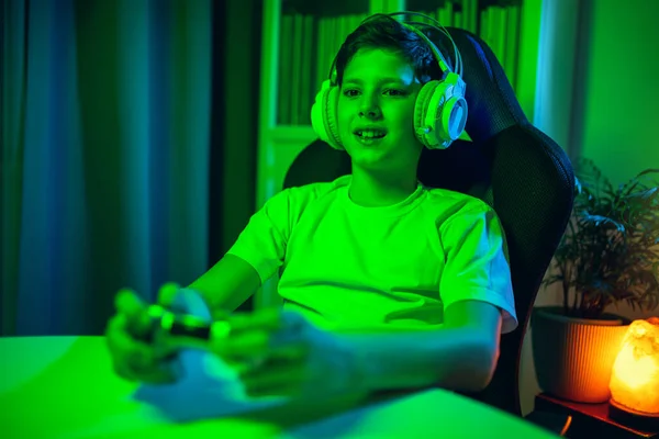 ゲームパッド付きの小さな男の子は自宅でビデオゲームをプレイ — ストック写真