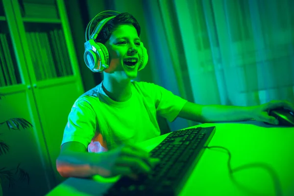 Chłopiec Gra Online Wideo Swoim Komputerze Osobistym — Zdjęcie stockowe