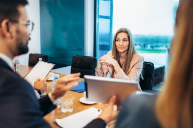 Bir grup iş adamı toplantı odasında brifing veriyor. Modern bir iş yerinde birlikte çalışan iş adamları.