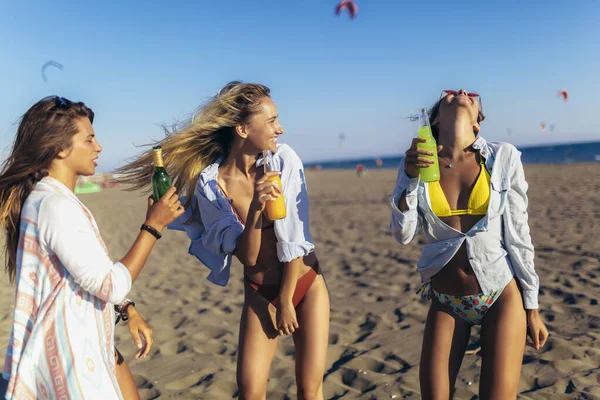Grupo Amigos Celebrando Una Fiesta Playa — Foto de Stock