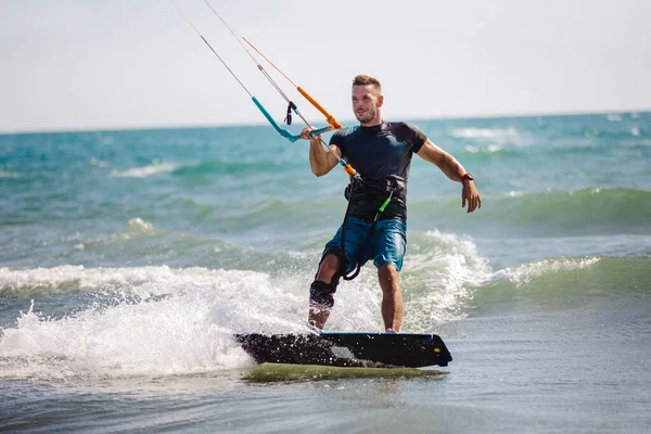 İşin zor kısmını profesyonel mutant halleder. Bir erkek mutant dalgaların güzel bir arka planına doğru yol alır ve her türlü manevrayı yapar..