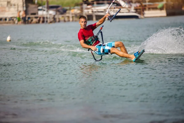 Kiter Profesional Hace Truco Difícil Kiter Macho Cabalga Sobre Hermoso —  Fotos de Stock