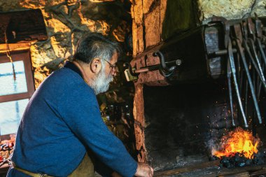el ile smithy kıvılcım havai fişek ile örs üzerinde erimiş metal dövme demirci