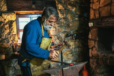 el ile smithy kıvılcım havai fişek ile örs üzerinde erimiş metal dövme demirci