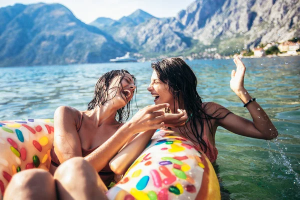 Amigos Divirtiéndose Sus Vacaciones Verano Grupo Amigos Nadando Divirtiéndose Mar — Foto de Stock