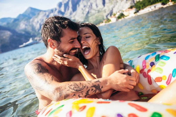 Jovem Casal Com Anéis Infláveis Divertindo Mar Férias Verão — Fotografia de Stock