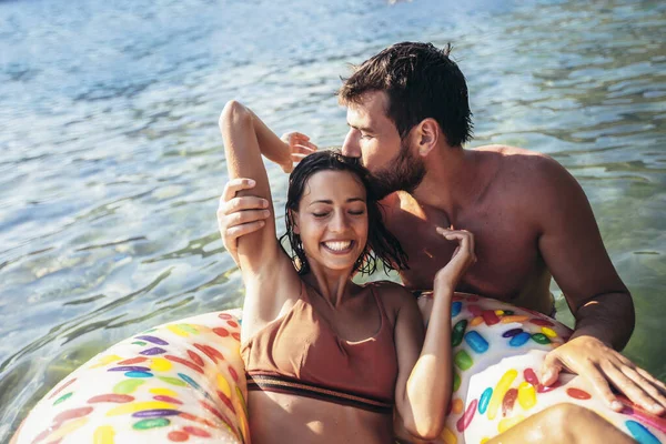 Jong Paar Met Opblaasbare Ringen Plezier Aan Zee Zomervakantie — Stockfoto