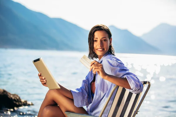 Happy Woman Digital Tablet Credit Card Buying Online Sitting Sea — Stock Photo, Image