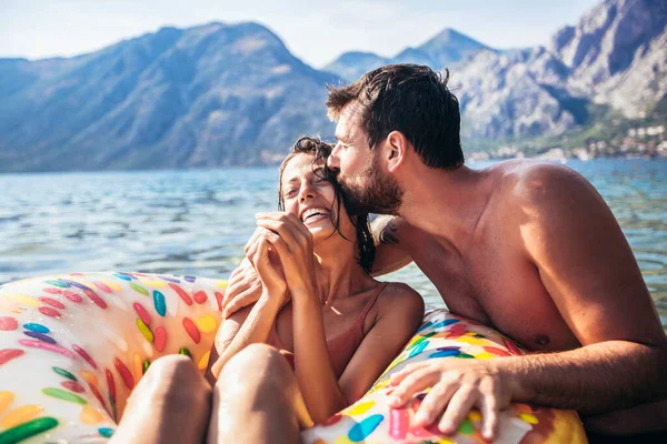 Jovem Casal Com Anéis Infláveis Divertindo Mar Férias Verão — Fotografia de Stock