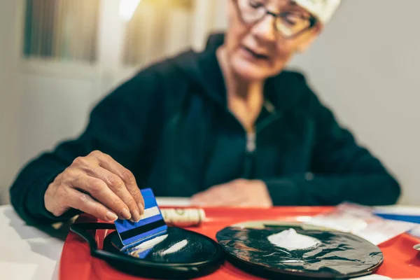 Idősebb Női Drogfüggő Aki Kokainvonalat Készít Hitelkártyával Üvegfelületen — Stock Fotó