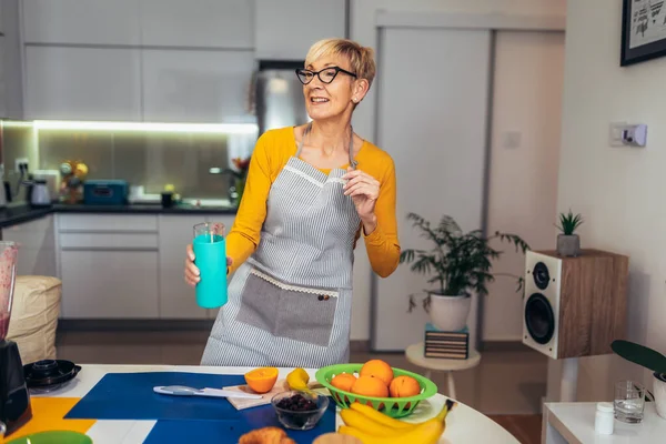Senior Woman Casual Home Clothes Prepares Healthy Cocktails Different Seasonal — Stock Photo, Image