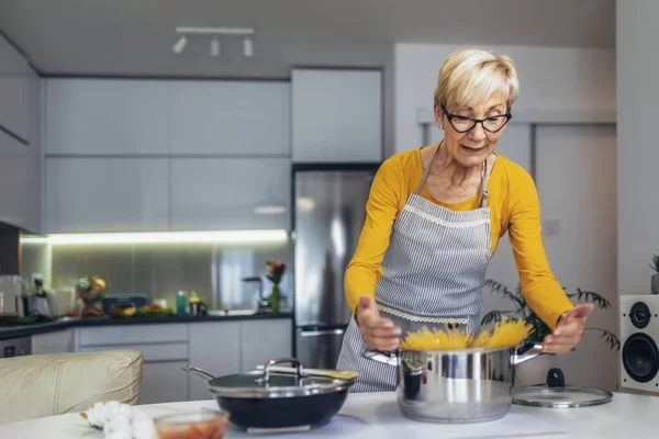 Счастливая Пожилая Женщина Готовит Современной Кухне — стоковое фото