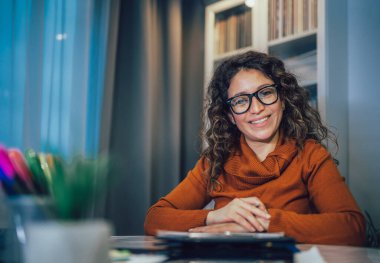 Evinde çalışan güzel bir kadın.