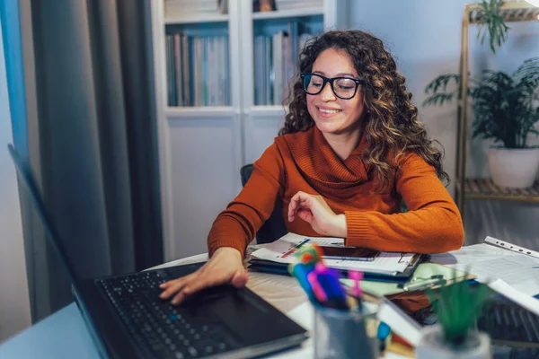 Wanita Cantik Muda Bekerja Pada Laptop Kantor Rumahnya — Stok Foto
