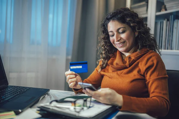 Vrouw Het Thuiskantoor Met Een Creditcard Die Online Bestelt Koopt — Stockfoto