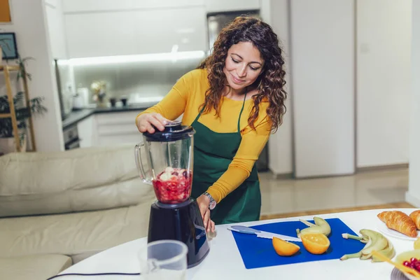 Beautiful Happy Young Woman Casual Home Clothes Prepares Fitness Cocktails — Stock Photo, Image