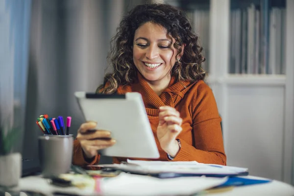 Geschäftsfrau Arbeitet Hause Digitalem Tablet Während Einer Videokonferenz Mit Geschäftspartner — Stockfoto