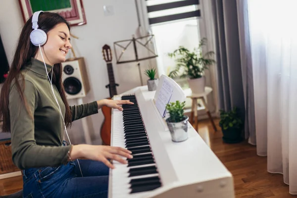 Happy Girl Playing Piano Her Hobby Relax Time Home Living — Stock Photo, Image