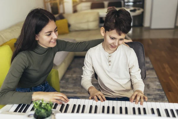 Irmão Irmã Tocam Piano Elétrico Casa Divertem Irmã Ajuda Seu — Fotografia de Stock