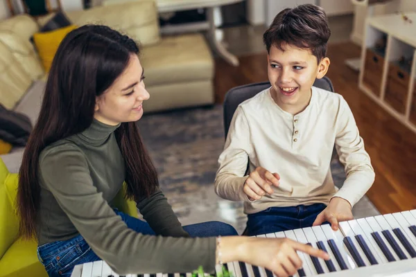 Брат Сестра Грають Електричному Піаніно Вдома Розважаються Сестра Допомагає Молодшому — стокове фото