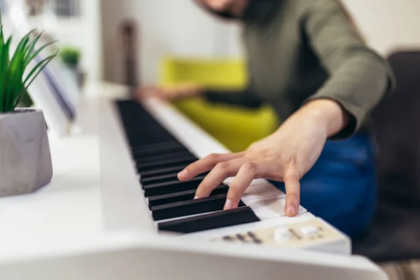 Teenager Mädchen Bei Zuhause Spielen Das Klavier — Stockfoto