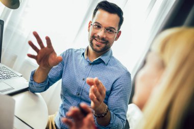 Yurt içinde birlikte çalışan genç iş adamlarının portresi. Çift çalışması başlangıç konsepti
