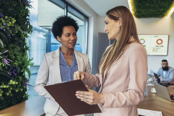 Two Business Women Having Discussion Standing Office — Foto de Stock