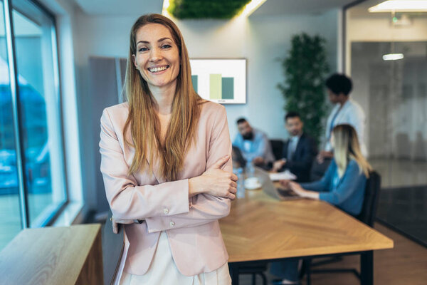 Портрет предпринимательницы, стоящей в офисе
. 