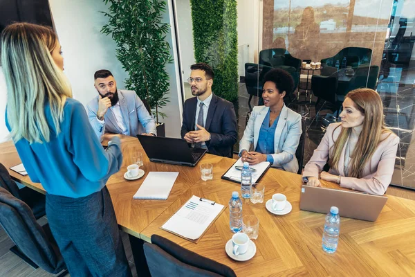 Grupo Empresários Tendo Briefing Uma Sala Reuniões Empresários Trabalhando Juntos — Fotografia de Stock